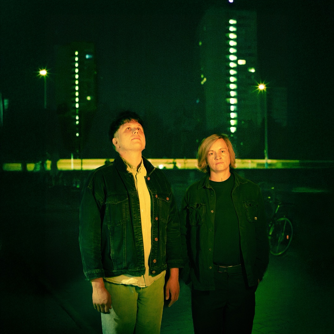 EP-Cover: JOTTJOTT nachts vor grün beleuchteten Hochhäusern