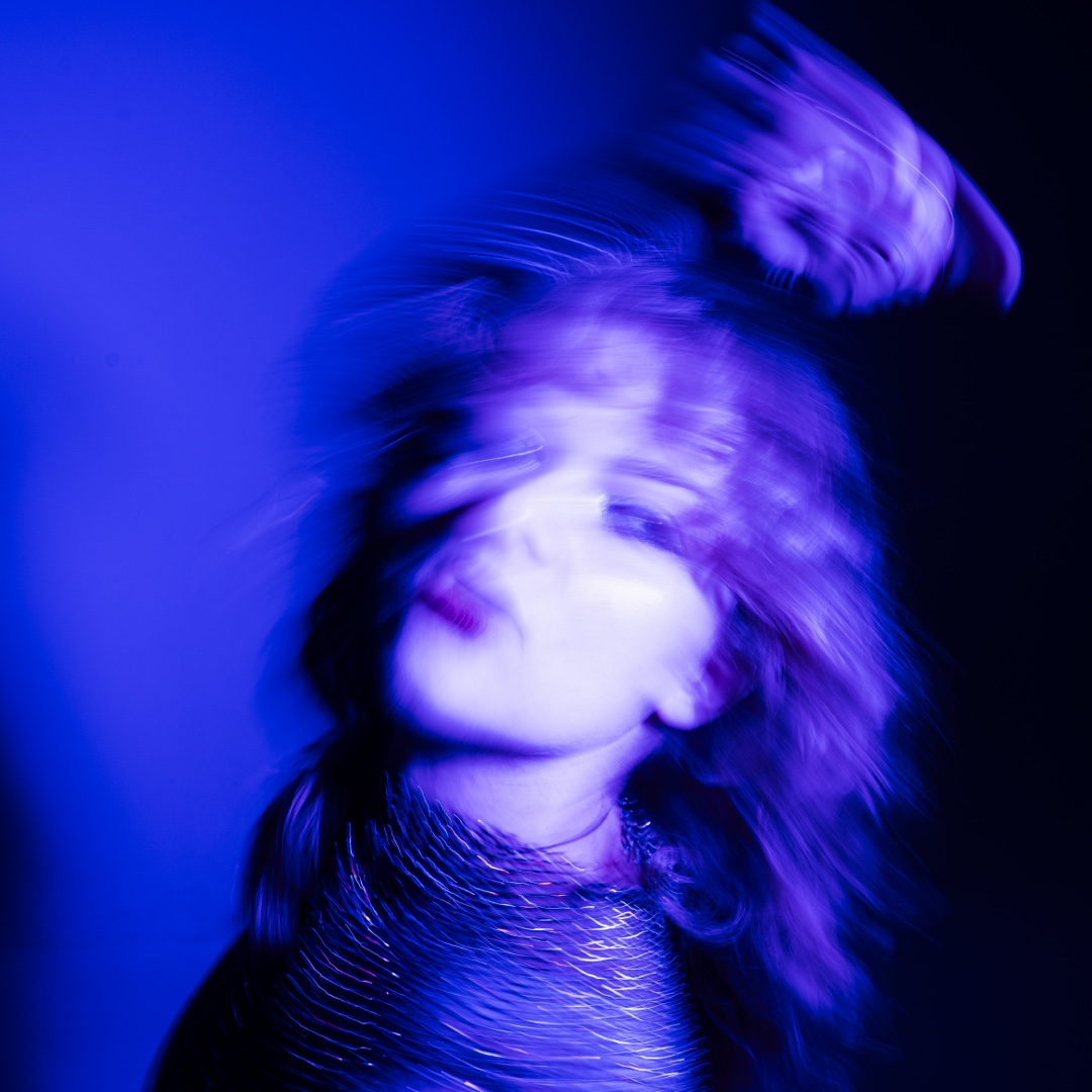 Single-Cover: LIYO vor blauem Licht
