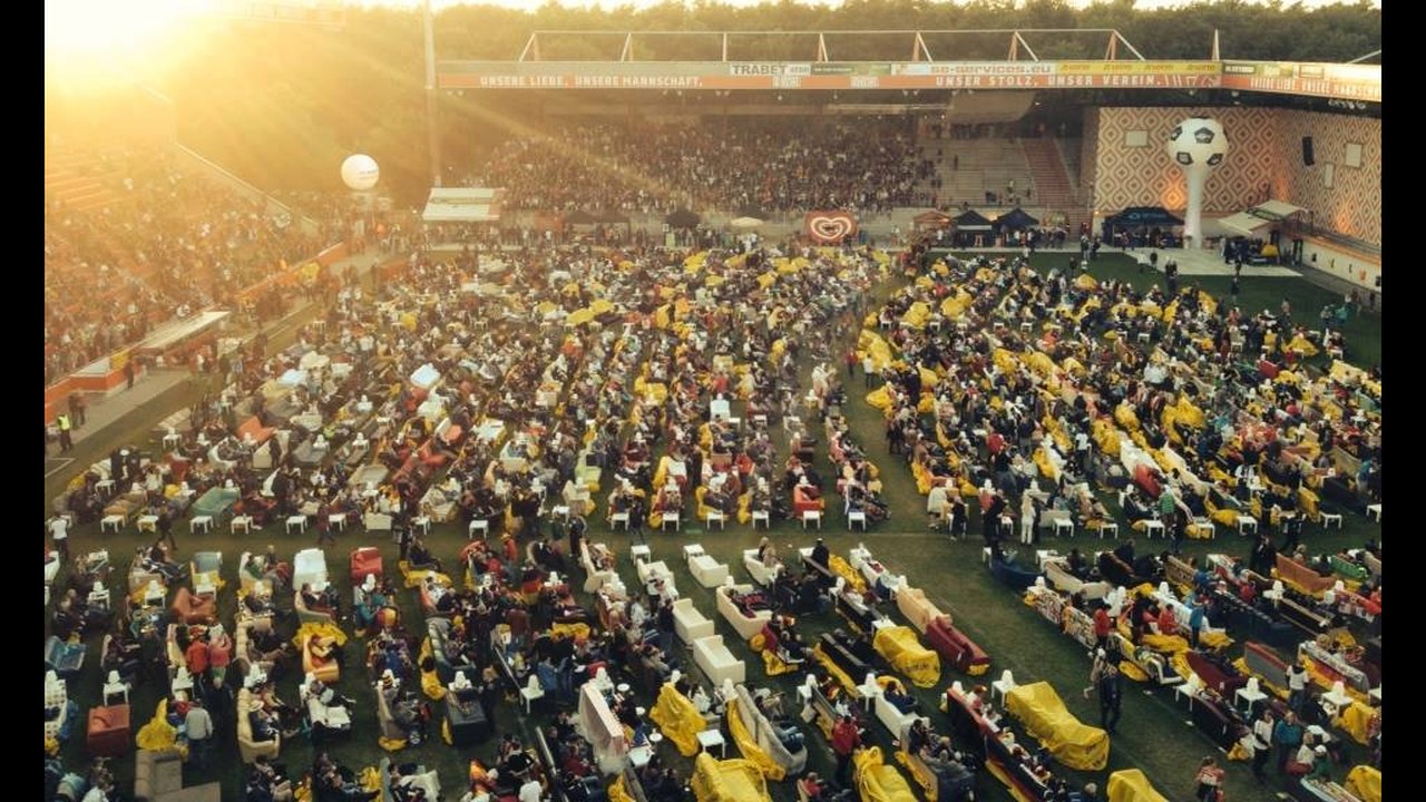 WM-Wohnzimmer An der Alten Försterei – Sofas auf dem Rasen bei Sonnenuntergang (Foto: Frank Mertens)
